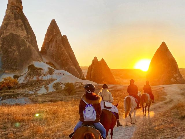 Uçaklı Kapadokya Turu Ajet ile / 2 Gece Cave Hotel Otel Konaklaması