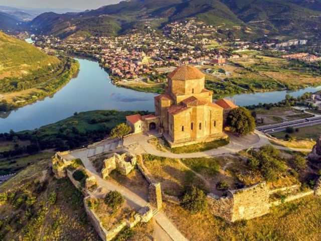 Sevgililer Günü Özel Uçaklı Bambaşka Batum Tiflis Kars Erzurum Doğu Ekspresi Turu (3 Gece Otel Konaklamalı)